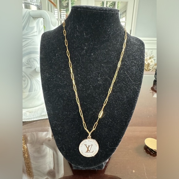 Louis‎ Vuitton Silver Trunk & Bags Charm Necklace - Picture 2 of 4